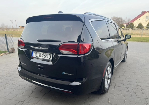 Chrysler Pacifica cena 134900 przebieg: 121000, rok produkcji 2018 z Łomża małe 466